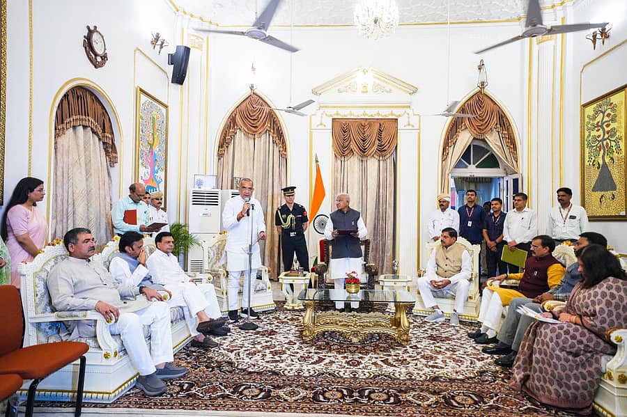 <div class="paragraphs"><p>ಪ್ರಮಾಣವಚನ ಸ್ವೀಕರಿಸಿದ&nbsp;ರಾಮ್‌ನಿವಾಸ್ ರಾವತ್</p></div>